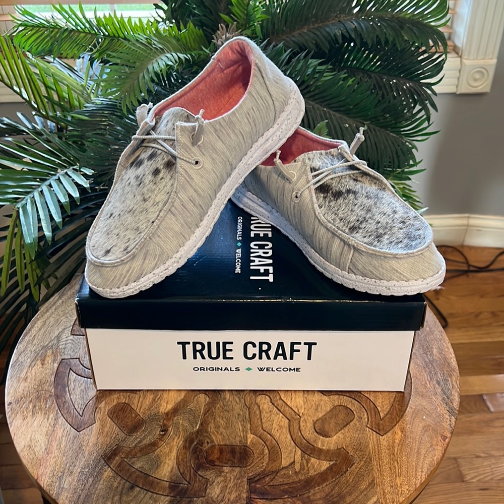 NWT (hey dude style )women size 8.5 customize cowhide on tongue